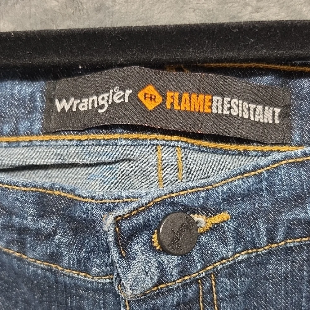 Wrangler Women's Flame Resistant  Blue Straight Leg Jeans sz 32